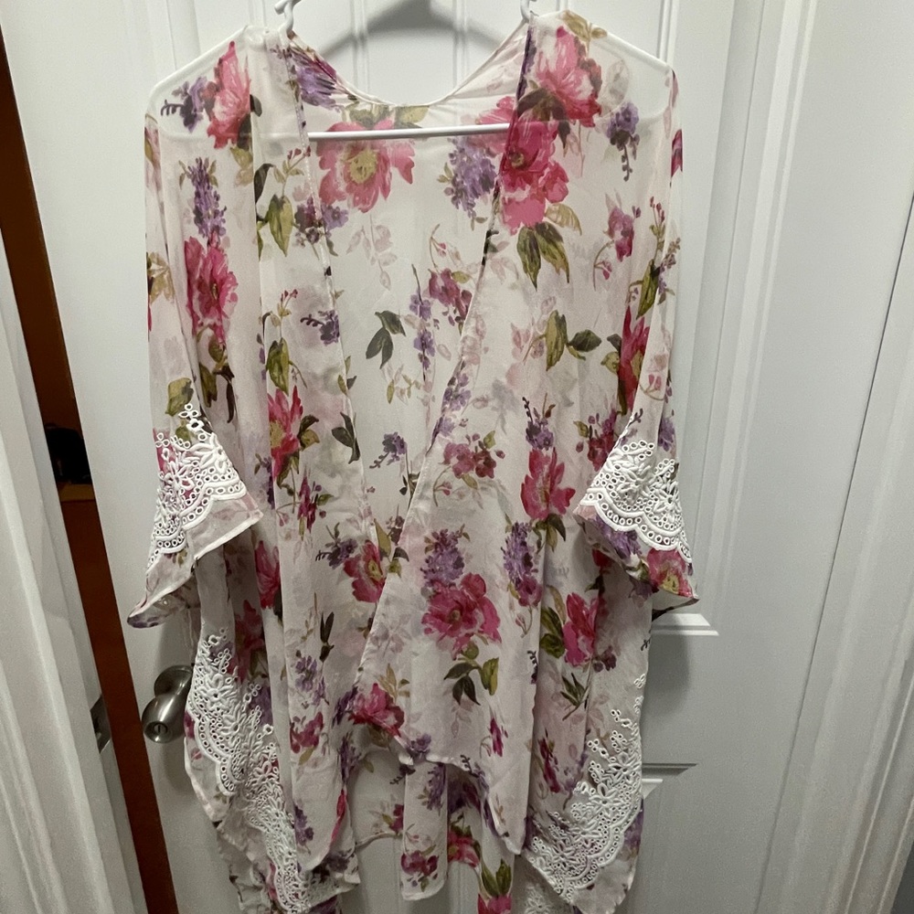 Love this batwing sleeve top/cover up! There isn’t a tag on it. Fits like XL.